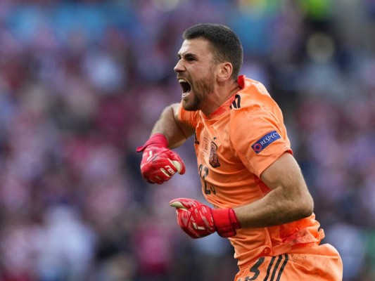 El arquero español Unai Simon festeja el quinto gol en la victoria 5-3 ante Croacia por los octavos de final en el Campeonato Europeo. Foto:AP