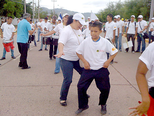 Cooperativas festejan con marcha más de 136 años de operaciones en Honduras
