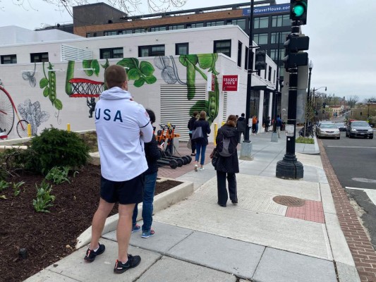 Sin abrazos y a guardar distancia: La convivencia en tiempos de coronavirus (FOTOS)