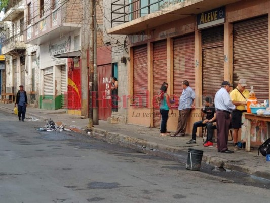 Con retenes policiales restringen paso en mercados de la capital