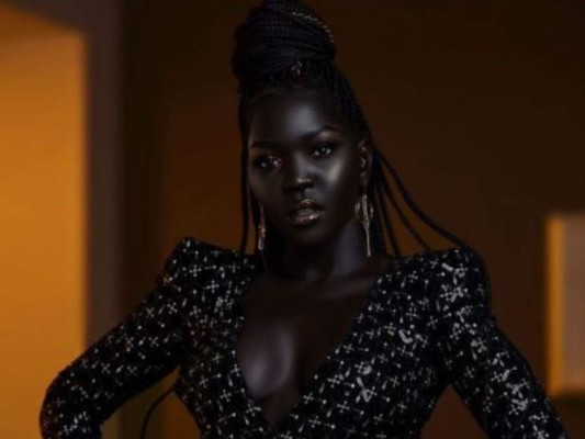 Nyakim Gatwech, la guapa modelo con la piel más oscura del mundo