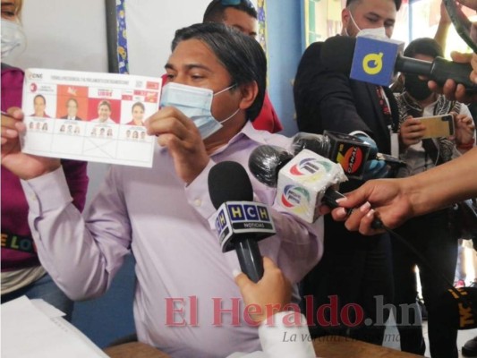 Un entusiasta Wilfredo Méndez acude a votar en Tegucigalpa (Fotos)