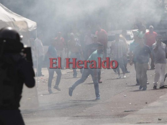 Impactantes imágenes del enfrentamiento entre transportistas y policías en la colonia Loarque