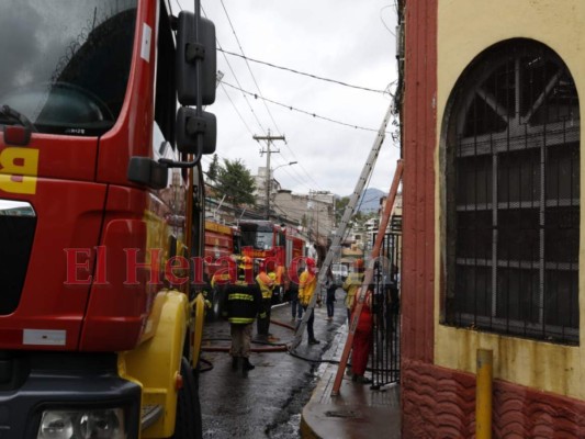 Incendio casi destruye por completo histórico inmueble de la avenida Cervantes (FOTOS)