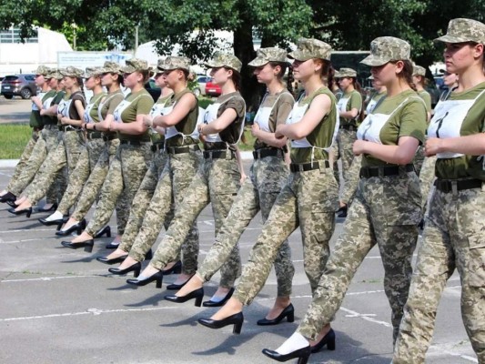 Una fotografía de un folleto tomada y publicada por el servicio de prensa del Ministerio de Defensa de Ucrania el 2 de julio de 2021 muestra a las soldados ucranianas con tacones mientras participaban en el ensayo del desfile. Foto: AFP