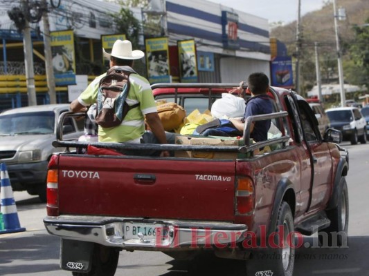En buses, pickups y hasta camiones: Capitalinos 'escapan' de la ciudad para ir a veranear