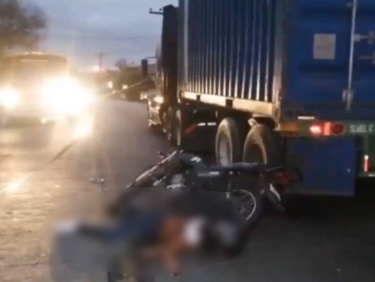 Motociclista muere tras impactar con rastra en carretera al sur de Honduras