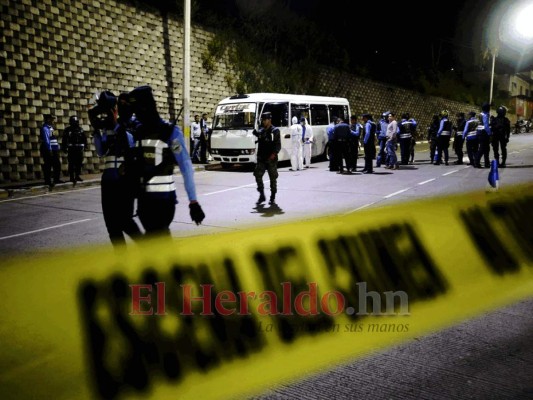 FOTOS: Escena del crimen donde asesinaron a cobrador de bus en El Carrizal