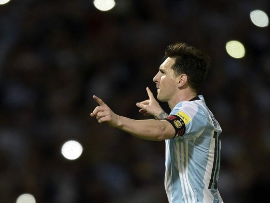 Argentina venció a Bolivia 2-0 con destellos de Messi y su gol 50 con la Albiceleste