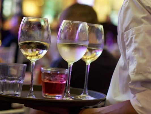 Restaurantes y tiendas de Estados Unidos aumentan salarios para atraer empleados