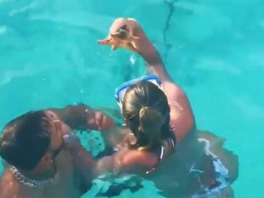 Karol G es criticada por sacar del agua a una estrella de mar