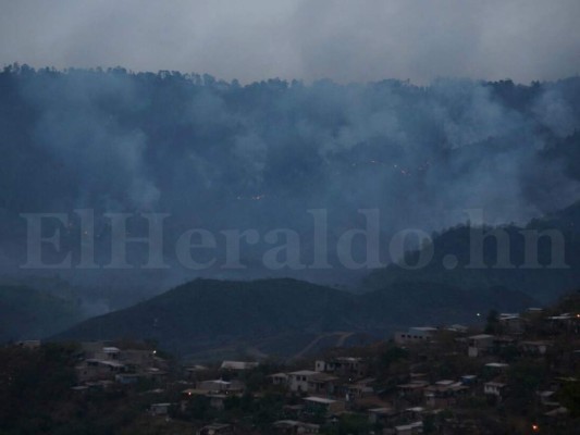 Continúan los trabajos para apagar incendio en El Hatillo