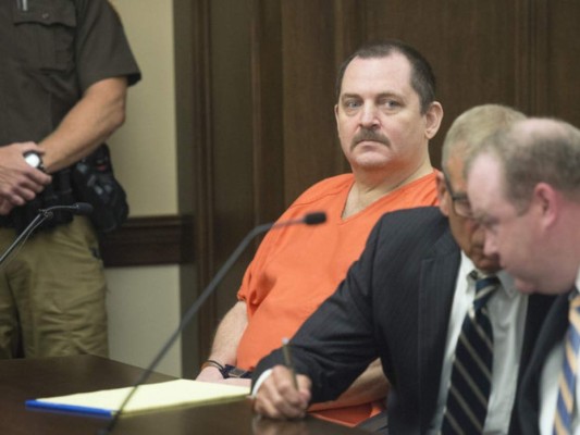 VIDEO: Un estadounidense se corta la garganta en su juicio por asesinato