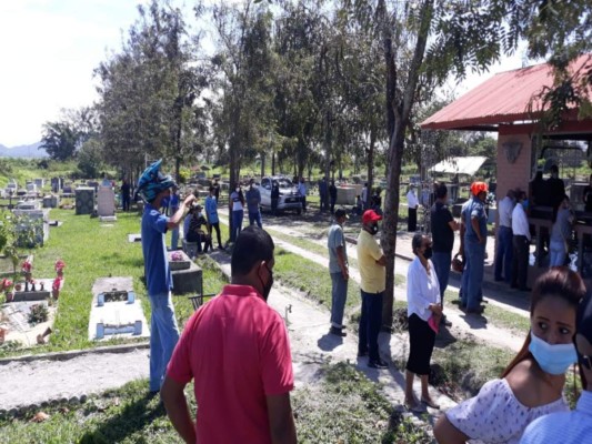 Familiares y amigos llegaron al cementerio Jardines de la Eternidad de San Pedro Sula y guardando las medidas de bioseguridad le dieron el último adiós a “Miguelito” Carrión como le decían. Foto: Cortesía.