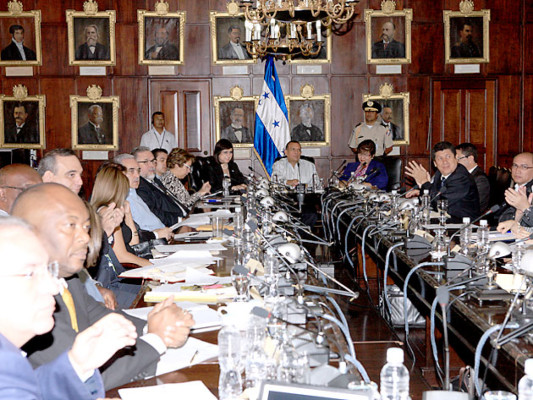 Al presidente de Honduras, sus funcionarios le dan 'tristeza y hasta ganas de llorar'