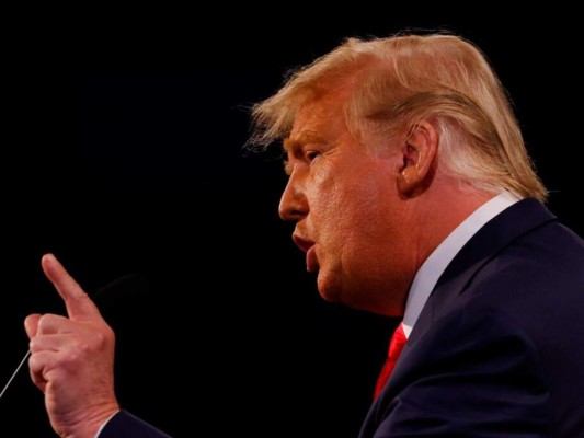 Los curiosos gestos de Trump durante último debate con Biden (FOTOS)