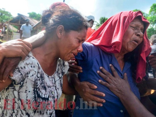 En imágenes, el desgarrador momento en el que familiares despiden a víctimas de naufragio en La Mosquitia