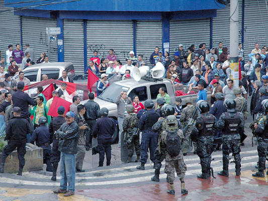 Marcha de maestros paraliza el tráfico en la capital hondureña