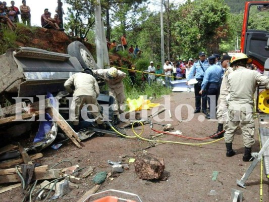 Dos muertos tras volcamiento de camión cargado de madera