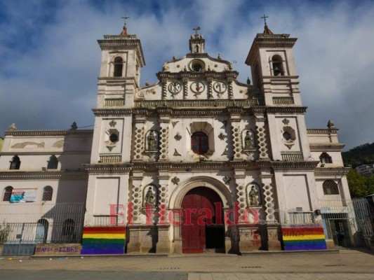 FOTOS: Pintada con la bandera LGTBI amanece iglesia Los Dolores &nbsp;&nbsp;