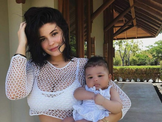 Kylie junto a su hija Stomi durante sus primeras vacaciones familiares.