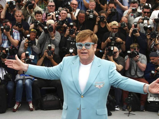 Elton John critica la censura de escenas en film sobre su vida