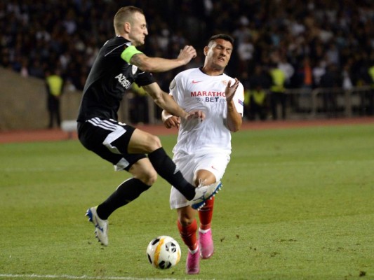 El defensa azerbaiyano de Qarabag, Maksim Medvedev, y el centrocampista portugués de Sevilla, Rony Lopes, compiten por el balón durante el partido de fútbol del Grupo A de la UEFA. Foto: AFP.