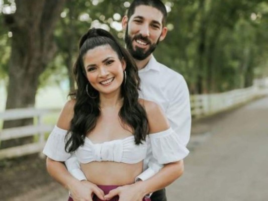 La youtuber hondureña Bessy Dressy anuncia su embarazo