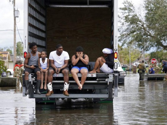 Muchos lograron ser evacuados de las zonas más afectadas, pero sin dinero para un hotel tuvieron que pernoctar donde fuera posible. Fotos: AP.