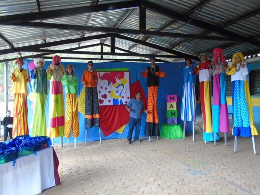 Carlos Varela, un maestro que comparte su arte e ingenio en Valle de Ángeles