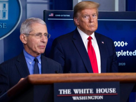 Trump amenaza en un mitin con despedir a Fauci