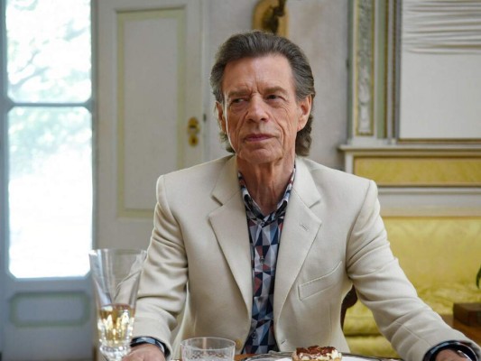 Mick Jagger en una escena de 'The Burnt Orange Heresy' en una imagen proporcionada por Sony Pictures Classics. Jagger interpreta a un malvado coleccionista de arte que convence a un periodista de usar una entrevista para robar un cuadro. Es su primera actuación desde 'The Man From Elysian Fields' de 2001. Foto: AP