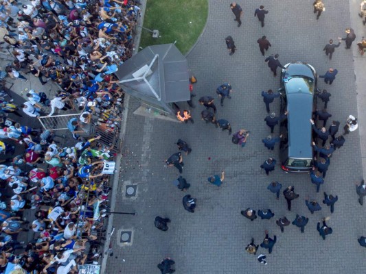 Entre gritos, aplausos y llanto, así fue la salida del féretro de Maradona hacia el cementerio