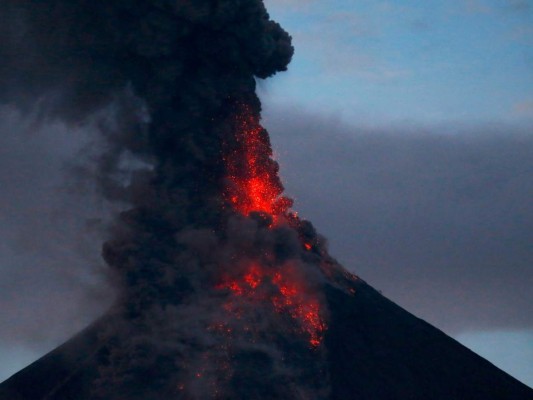 Increíbles imágenes de la erupción de un volcán en Filipinas