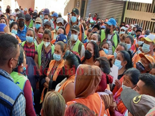 Empleados de barrido exigen el pago de su salario en la Alcaldía de Tegucigalpa