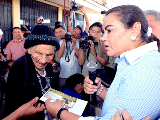 Gobierno de Honduras entrega bono 'Ciudadano de oro'