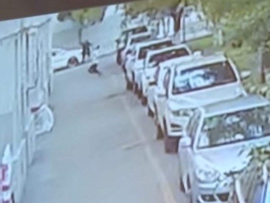 VIDEO: Hombre le salva la vida a bebé que cayó de un quinto piso en China