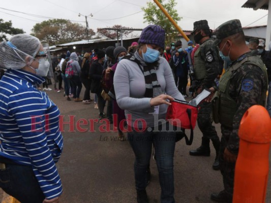 Aglomeración, caos y quejas en el primer día de entrega del Documento Nacional de Identificación