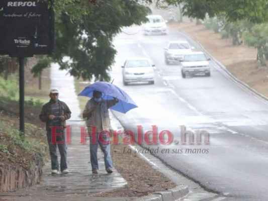 Fuerte lluvia sorprende a los capitalinos este Sábado Santo (FOTOS)
