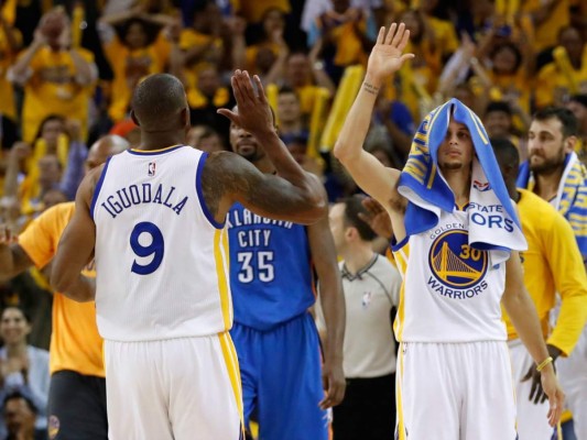 Curry brilla de nuevo, Warriors empatan 1-1 con Thunder