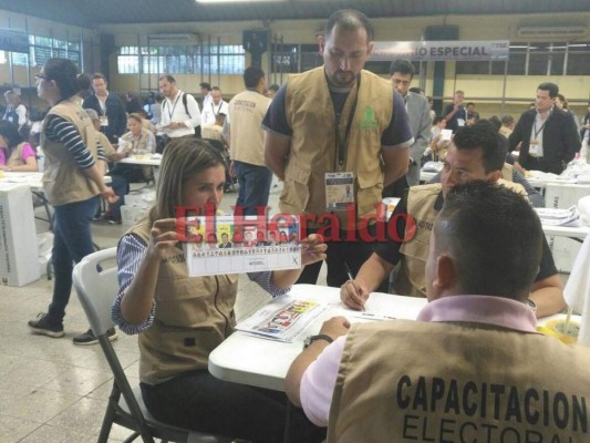 FOTOS: Así se realiza el escrutinio especial en el Tribunal Supremo Electoral