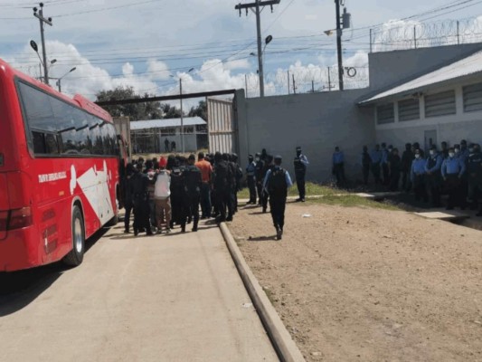 Trasladan a otros 125 reos de la cárcel de Siria a 'El Pozo”, en Ilama