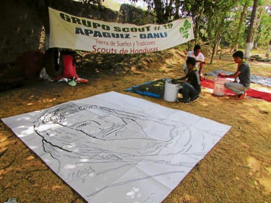 Jóvenes Scout preparan alfombras de aserrín