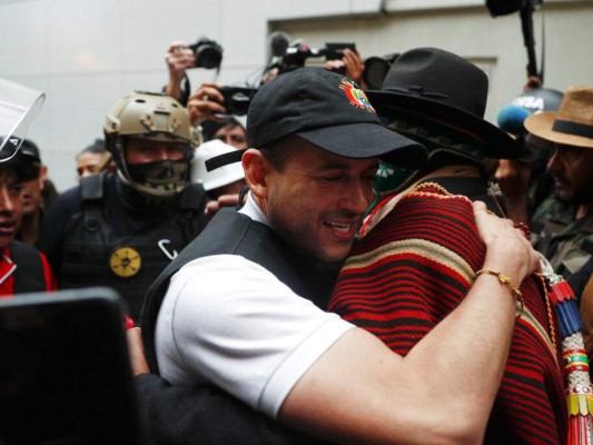 FOTOS: Con aplausos y banderas opositores celebran renuncia de Evo Morales