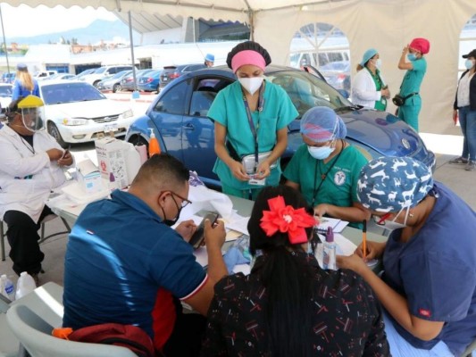 Así continúa vacunación contra covid-19 para adultos mayores en varios puntos de la capital (FOTOS)