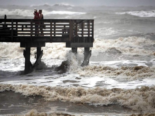 Huracán Hanna tocó tierra en Texas donde el covid-19 se hizo fuerte