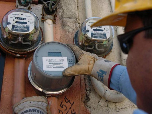 La CREE aprueba mantener el costo de tarifas eléctricas