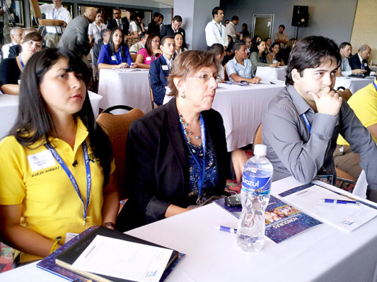 Instalan foros y debates en primer día de Cumbre del SICA en Honduras