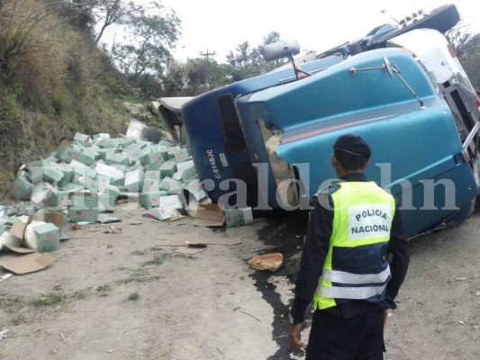 Camión con procedencia de Guatemala se da vuelta en El Tizatillo