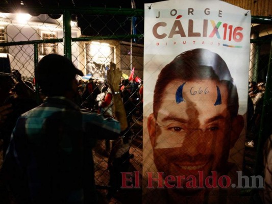 Militantes de Libre se suman a vigilia convocada por presidenta Xiomara Castro en apoyo a Luis Redondo (Fotos)